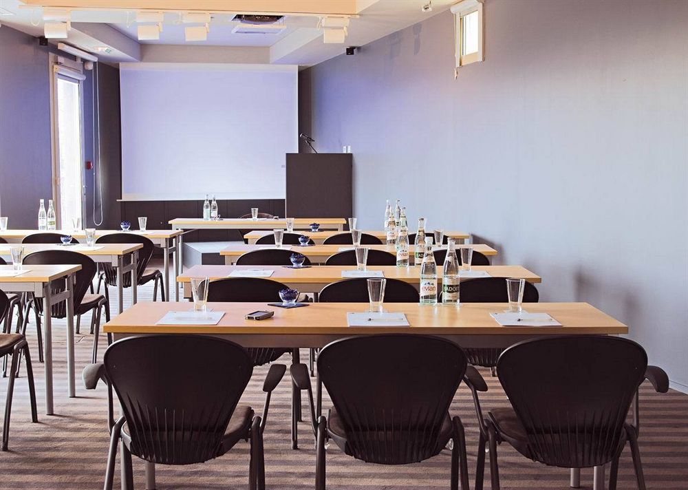 Standing Hotel Suites By Actisource Roissy-en-France Faciliteter billede