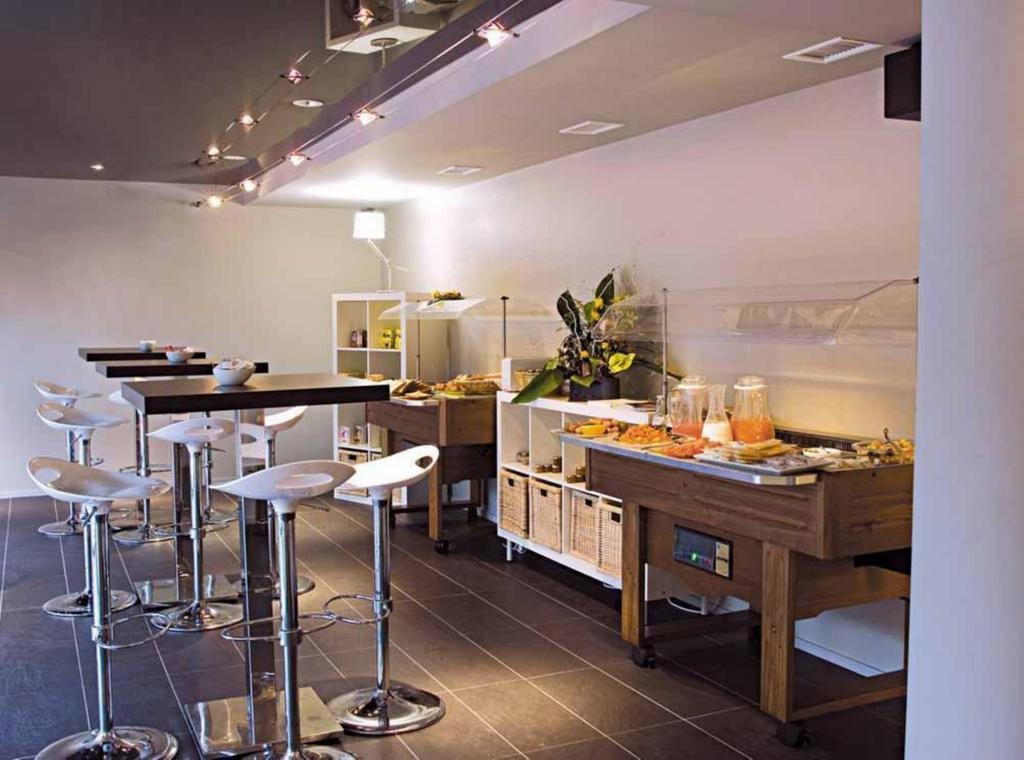 Standing Hotel Suites By Actisource Roissy-en-France Restaurant billede